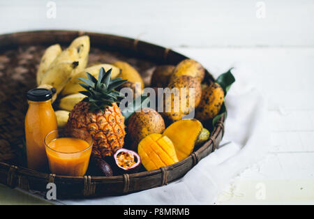 Gemischte Früchte Ananas, Mango, Passionsfrucht im Dreschen Warenkorb Stockfoto