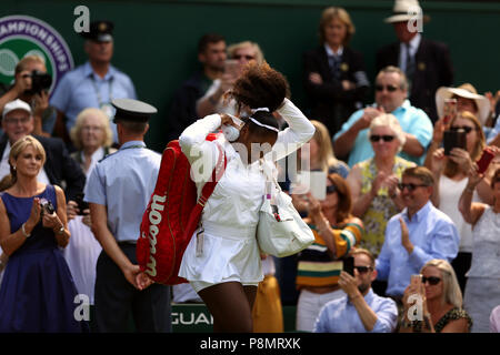 Serena Williams Wanderungen auf Gericht am Tag zehn der Wimbledon Championships in der All England Lawn Tennis und Croquet Club, Wimbledon. PRESS ASSOCIATION Foto. Bild Datum: Donnerstag, 12. Juli 2018. Siehe PA Geschichte TENNIS Wimbledon. Photo Credit: Steven Paston/PA-Kabel. Einschränkungen: Nur für den redaktionellen Gebrauch bestimmt. Keine kommerzielle Nutzung ohne vorherige schriftliche Zustimmung der AELTC. Standbild nur verwenden - keine bewegten Bilder zu emulieren. Keine Überlagerung oder Entfernung von Sponsor/ad Logos. +44 (0)1158 447447 für weitere Informationen. Stockfoto