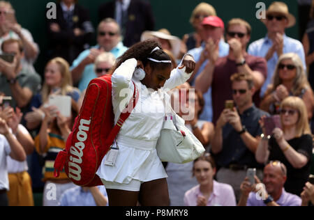 Serena Williams Wanderungen auf Gericht am Tag zehn der Wimbledon Championships in der All England Lawn Tennis und Croquet Club, Wimbledon. PRESS ASSOCIATION Foto. Bild Datum: Donnerstag, 12. Juli 2018. Siehe PA Geschichte TENNIS Wimbledon. Photo Credit: Steven Paston/PA-Kabel. Einschränkungen: Nur für den redaktionellen Gebrauch bestimmt. Keine kommerzielle Nutzung ohne vorherige schriftliche Zustimmung der AELTC. Standbild nur verwenden - keine bewegten Bilder zu emulieren. Keine Überlagerung oder Entfernung von Sponsor/ad Logos. +44 (0)1158 447447 für weitere Informationen. Stockfoto