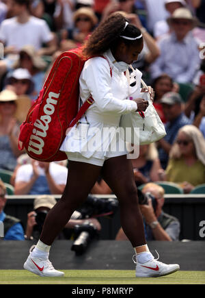 Serena Williams Wanderungen auf Gericht am Tag zehn der Wimbledon Championships in der All England Lawn Tennis und Croquet Club, Wimbledon. PRESS ASSOCIATION Foto. Bild Datum: Donnerstag, 12. Juli 2018. Siehe PA Geschichte TENNIS Wimbledon. Photo Credit: Steven Paston/PA-Kabel. Einschränkungen: Nur für den redaktionellen Gebrauch bestimmt. Keine kommerzielle Nutzung ohne vorherige schriftliche Zustimmung der AELTC. Standbild nur verwenden - keine bewegten Bilder zu emulieren. Keine Überlagerung oder Entfernung von Sponsor/ad Logos. +44 (0)1158 447447 für weitere Informationen. Stockfoto