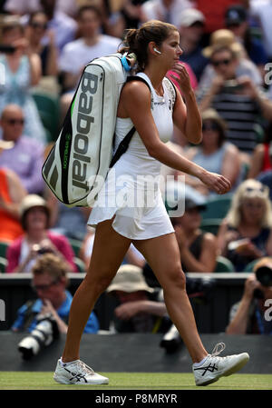 Julia Goerges Spaziergänge auf Gericht am Tag zehn der Wimbledon Championships in der All England Lawn Tennis und Croquet Club, Wimbledon. PRESS ASSOCIATION Foto. Bild Datum: Donnerstag, 12. Juli 2018. Siehe PA Geschichte TENNIS Wimbledon. Photo Credit: Steven Paston/PA-Kabel. Einschränkungen: Nur für den redaktionellen Gebrauch bestimmt. Keine kommerzielle Nutzung ohne vorherige schriftliche Zustimmung der AELTC. Standbild nur verwenden - keine bewegten Bilder zu emulieren. Keine Überlagerung oder Entfernung von Sponsor/ad Logos. +44 (0)1158 447447 für weitere Informationen. Stockfoto