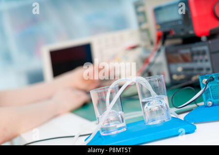 Experimentieren mit Wasserstoff Zellen Stockfoto