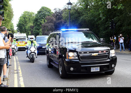 Eine Fahrzeugkolonne kommt an Winfield House in London, die Residenz des amerikanischen Botschafters in den dem Gerichtshof von St James's, während des Besuchs des Präsidenten der Vereinigten Staaten Donald Trump. Stockfoto