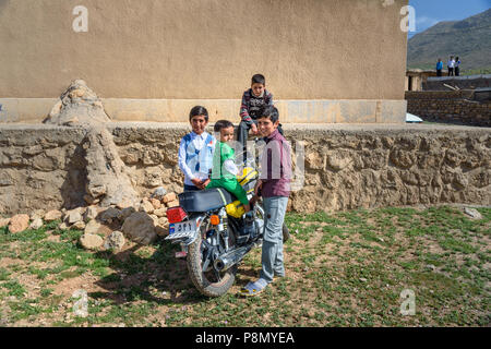 Provinz Lorestan, Iran - April 1, 2018: Iranischer Jungen auf Motorrad auf Hochzeit im Dorf. Stockfoto