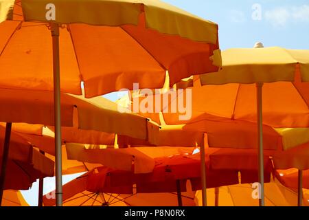 Leuchtend gelben Sonnenschirmen einer beachside Café in der Region Toskana in Italien Stockfoto