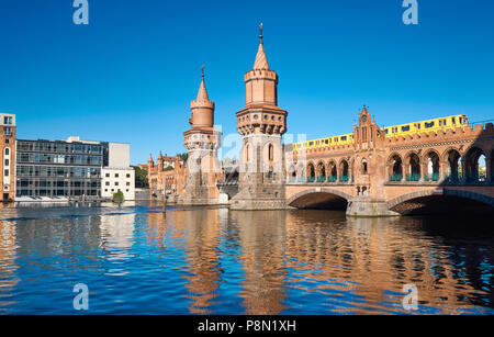 Oberbaumbrücke (Oberbaumbruecke) in Berlin, Deutschland, an einem hellen Tag Stockfoto