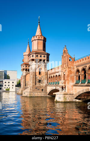 Oberbaumbrücke (Oberbaumbruecke) in Berlin, Deutschland, an einem hellen Tag Stockfoto