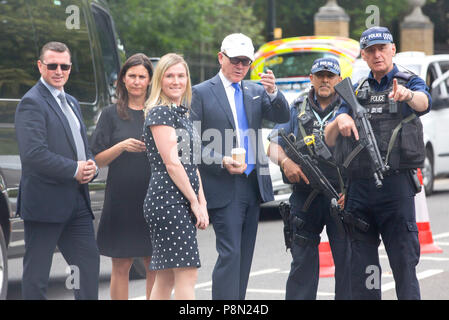 Woody Johnson, US-Botschafter in Großbritannien, an den US-Botschafter Residenz im Regent's Park, London, für den Besuch von US-Präsident Donald Trump nach Großbritannien. Stockfoto