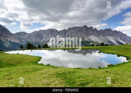 Mutter und Sohn Wandern in der Nähe des Wackerer See mit erstaunlichen Reflexion, im Hintergrund der Sass de Peiterkofel, Dolomiten, Italien, Südtirol, Bozen Stockfoto