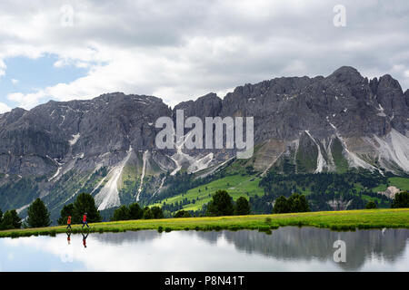 Mutter und Sohn Wandern in der Nähe des Wackerer See mit erstaunlichen Reflexion, im Hintergrund der Sass de Peiterkofel, Dolomiten, Italien, Südtirol, Bozen Stockfoto