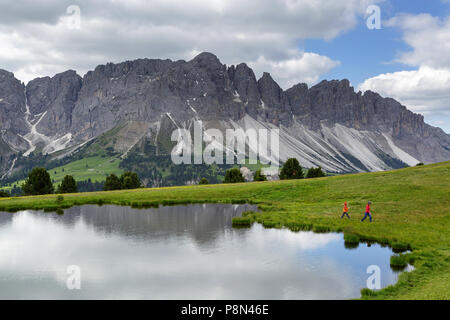 Mutter und Sohn Wandern in der Nähe des Wackerer See mit erstaunlichen Reflexion, im Hintergrund der Sass de Peiterkofel, Dolomiten, Italien, Südtirol, Bozen Stockfoto