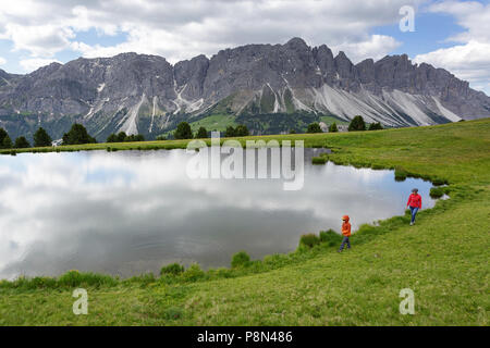 Mutter und Sohn Wandern in der Nähe des Wackerer See mit erstaunlichen Reflexion, im Hintergrund der Sass de Peiterkofel, Dolomiten, Italien, Südtirol, Bozen Stockfoto