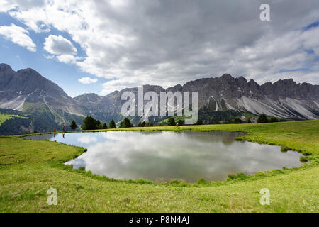 Mutter und Sohn Wandern in der Nähe des Wackerer See mit erstaunlichen Reflexion, im Hintergrund der Sass de Peiterkofel, Dolomiten, Italien, Südtirol, Bozen Stockfoto