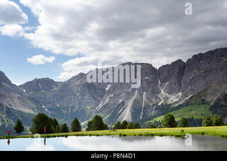 Mutter und Sohn Wandern in der Nähe des Wackerer See mit erstaunlichen Reflexion, im Hintergrund der Sass de Peiterkofel, Dolomiten, Italien, Südtirol, Bozen Stockfoto