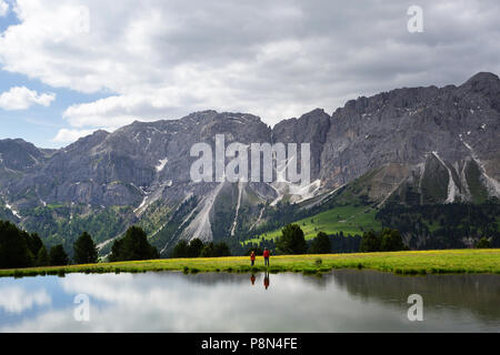 Mutter und Sohn Wandern in der Nähe des Wackerer See mit erstaunlichen Reflexion, im Hintergrund der Sass de Peiterkofel, Dolomiten, Italien, Südtirol, Bozen Stockfoto