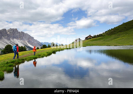 Mutter und Sohn Wandern in der Nähe des Wackerer See mit erstaunlichen Reflexion, im Hintergrund der Sass de Peiterkofel, Dolomiten, Italien, Südtirol, Bozen Stockfoto