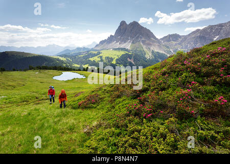 Mutter und Sohn Wandern in der Nähe des Wackerer See mit erstaunlichen Reflexion, im Hintergrund der Sass de Peiterkofel, Dolomiten, Italien, Südtirol, Bozen Stockfoto