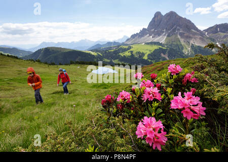 Mutter und Sohn Wandern in der Nähe des Wackerer See mit erstaunlichen Reflexion, im Hintergrund der Sass de Peiterkofel, Dolomiten, Italien, Südtirol, Bozen Stockfoto