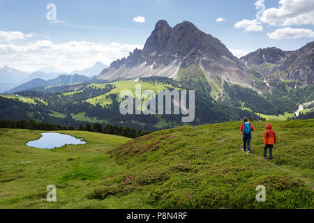 Mutter und Sohn Wandern in der Nähe des Wackerer See mit erstaunlichen Reflexion, im Hintergrund der Sass de Peiterkofel, Dolomiten, Italien, Südtirol, Bozen Stockfoto