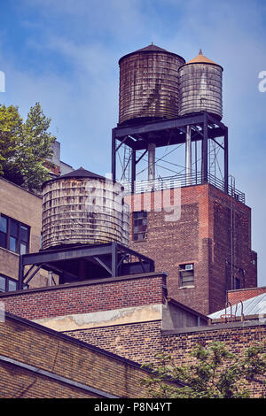 Wassertanks auf dem Dach, einer der Stadt New York Symbole, Farbe getonte Bild, USA. Stockfoto