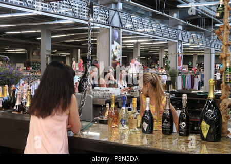 Eine offene Bar in Darynok Einkaufszentrum, das enthält mehrere trading Hallen mit über drei tausend Geschäfte und Handel Punkte auf rund 68000 m2, in der Stadt Kiew, die Hauptstadt der Ukraine Stockfoto