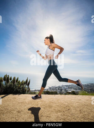 Frau joggen auf dem Berg Stockfoto