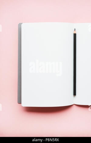 Bleistift auf offenem Notizbuch Stockfoto