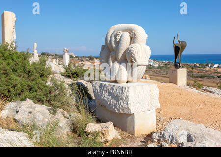 Skulptur "Uroboros durch den Bildhauer Uraguaian Gissella Garcia im Jahr 2017 und in Ayia Napa International Sculpture Park, offene Skulptur gelegen Stockfoto