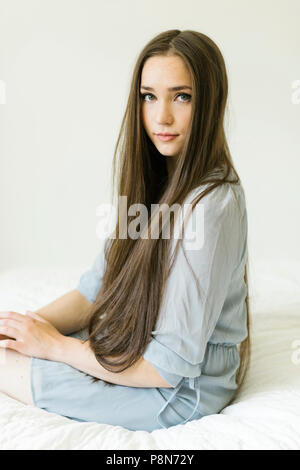 Porträt der jungen Frau mit langen braunen Haaren Stockfoto