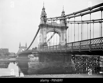 Die Hammersmith Bridge, Barnes, London, 1895. Artist: Henry verspotten. Stockfoto