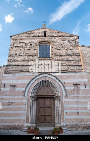 Historische Gebäude von Foligno, Perugia, Umbrien, Italien. Fassade der mittelalterlichen Kirche. Stockfoto