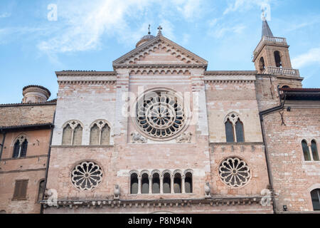 Historische Gebäude von Foligno, Perugia, Umbrien, Italien. Fassade der Kathedrale Stockfoto