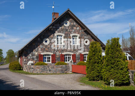 Vorderansicht des traditionellen Granite House in Estland Stockfoto