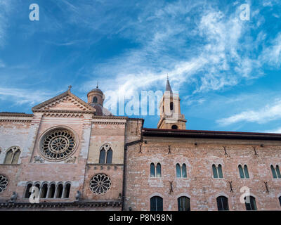 Historische Gebäude von Foligno, Perugia, Umbrien, Italien. Fassade der Kathedrale Stockfoto