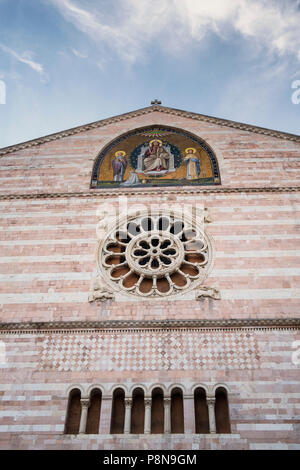 Historische Gebäude von Foligno, Perugia, Umbrien, Italien. Fassade der Kathedrale Stockfoto