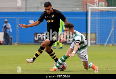 Ronan Finn von Shamrock Rovers (rechts) mit Ahmed Yasin von AIK in der Europa League, Qualifikation, Hinspiel Spiel im Stadion in Tallaght, Dublin. Stockfoto