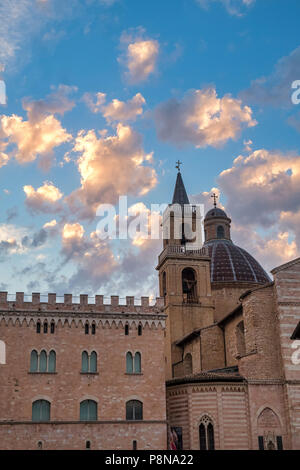 Historische Gebäude von Foligno, Perugia, Umbrien, Italien, am Abend Stockfoto