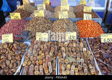 Getrocknete Früchte und Nüsse auf dem Bauernmarkt Stockfoto