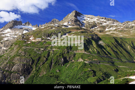 Serpentinenstraße Anschluss an den Alpenpässen Furka und Grimsel in den Schweizer Alpen, Europa Stockfoto