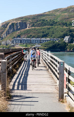 Menschen Radfahren über Barmouth Bridge, Pwllheli, Gwynedd, Wales Stockfoto