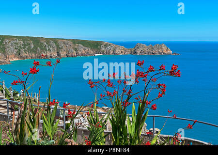 Blick von der Minack Theater über die Bucht zu teryn Dinas, treen, Minack Theatre, porthcurno, Cornwall, England, Großbritannien, Großbritannien. Stockfoto