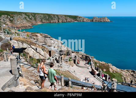 Besucher im minack Open Air Theatre in der Nähe von porthcurno in Cornwall, England, Großbritannien, Großbritannien. Stockfoto