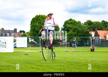 Penny Farthing polo Spieler mit einem Hammer auf ein Spiel der Welt Radfahren Revival Festival 2018, London, UK Stockfoto