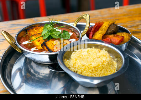 Indischen paneer Gericht mit Reis und gerösteten Gemüse in einem Restaurant (das Chili Pickle in Brighton, UK) Stockfoto