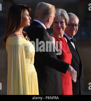 US-Präsident Donald Trump und First Lady der USA Melania Trump stand mit Premierminister Theresa May und ihr Ehemann Philip kann bei Blenheim Palace, Oxfordshire, vor ein Abendessen als Teil seines Besuchs in Großbritannien. Stockfoto
