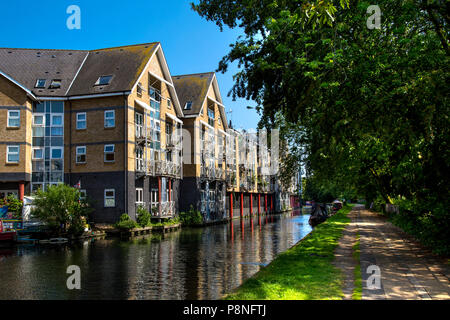 Häuser durch die Regents Canal, auf hormead Road, in der Nähe des Westbourne Park, London, UK Stockfoto