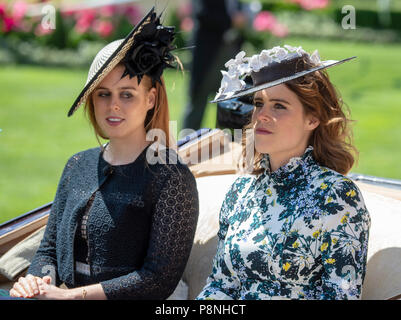 Prinzessinnen Beatrice und Eugenie ankommen für Ladies Day im Royal Ascot. Stockfoto