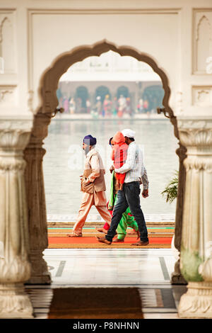 GOLDEN TEMPLE - AMRITSAR - Indien-13 NOVEMBER 2017. Eine religiöse Familie sind zu Fuß rund um den Goldenen Tempel in Amritsar Punjab, Indien. Die goldenen Temp Stockfoto