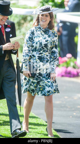 Prinzessinnen Beatrice und Eugenie ankommen für Ladies Day im Royal Ascot. Stockfoto