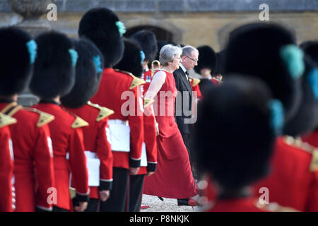 US-Präsident Donald Trump und seine Frau Melania sind von Ministerpräsident Theresa May und ihr Ehemann Philip kann bei Blenheim Palace, Oxfordshire, wo Frau kann ein Abendessen als Teil seines Besuchs in Großbritannien Gastgeber begrüßt. Stockfoto